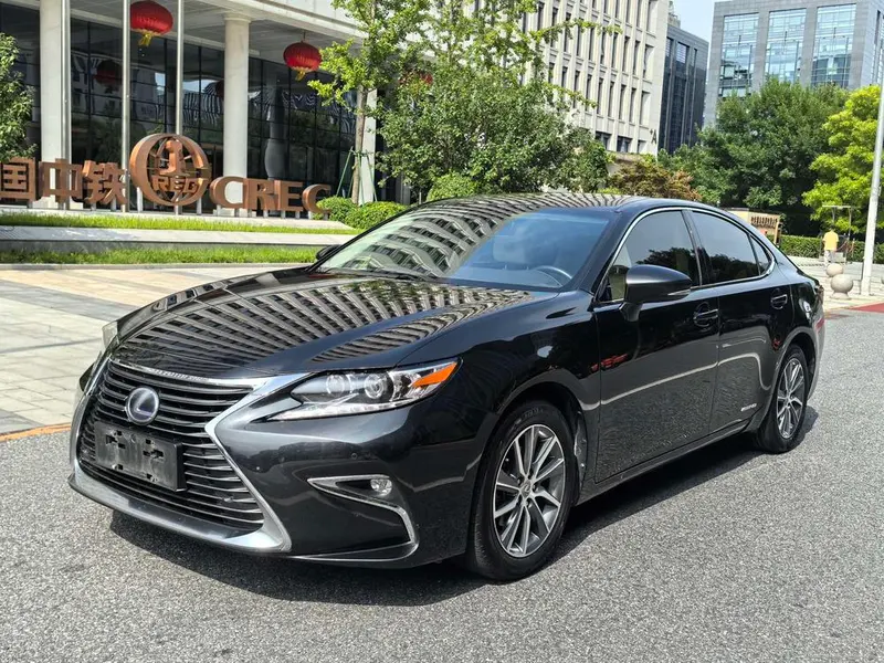 Lexus ES 300h Luxury Edition, 2015 — фото 1
