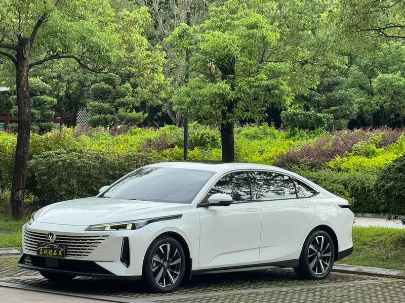 Changan Yida 1.5T GDI Auto Navigator Version, 2023 — фото 1