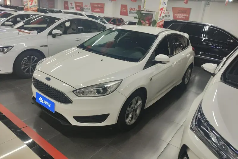 Ford Focus Hatchback 1.6L Manual Comfort Version, 2015 — фото 1