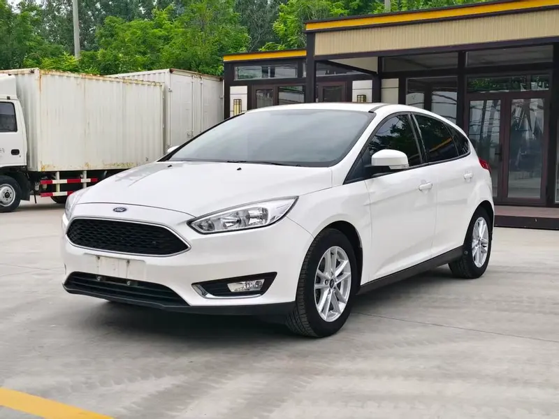 Ford Focus Hatchback 1.6L Auto Style Version Edition, 2017 — фото 1