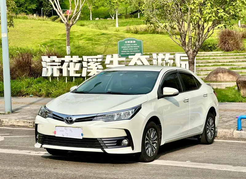 Toyota Corolla рестайлинг 1.2T механика GL нормы China V, 2017 — фото 1