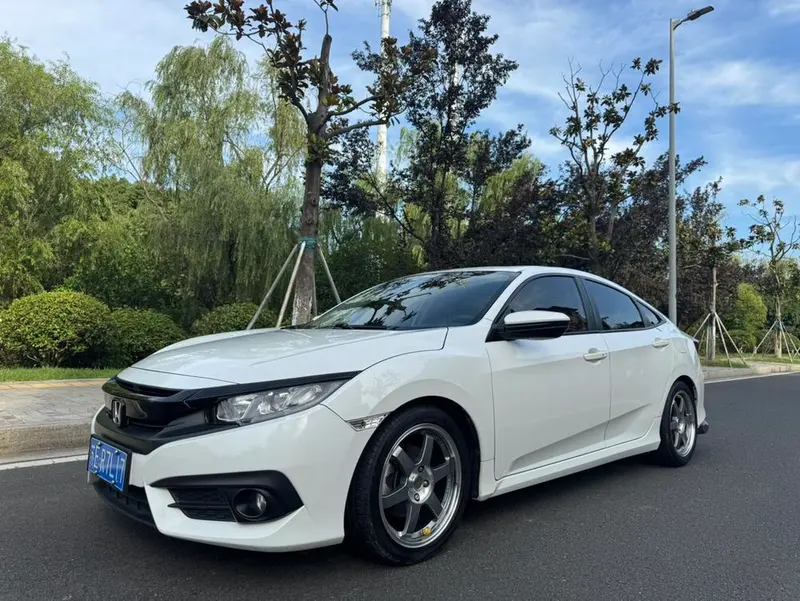 Honda Civic 220TURBO Manual Luxury Edition, 2016 — фото 1