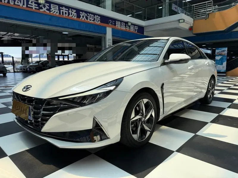 Hyundai Elantra 1.5L CVT LUX Premium Edition, 2022 — фото 1