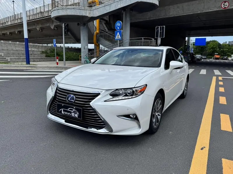 Lexus ES 300h Comfort Edition, 2015 — фото 1