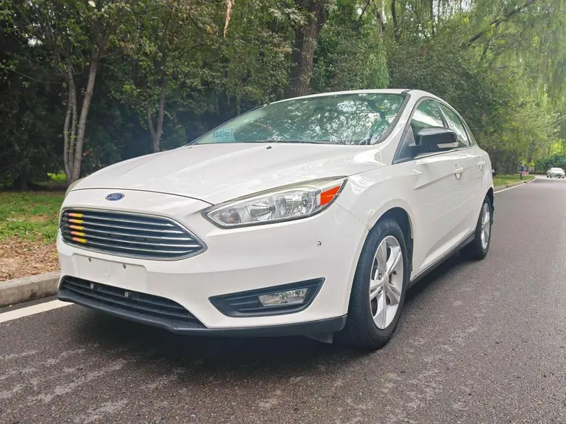 Ford Focus Sedan 1.6L Auto Comfort Version, 2015 — фото 1