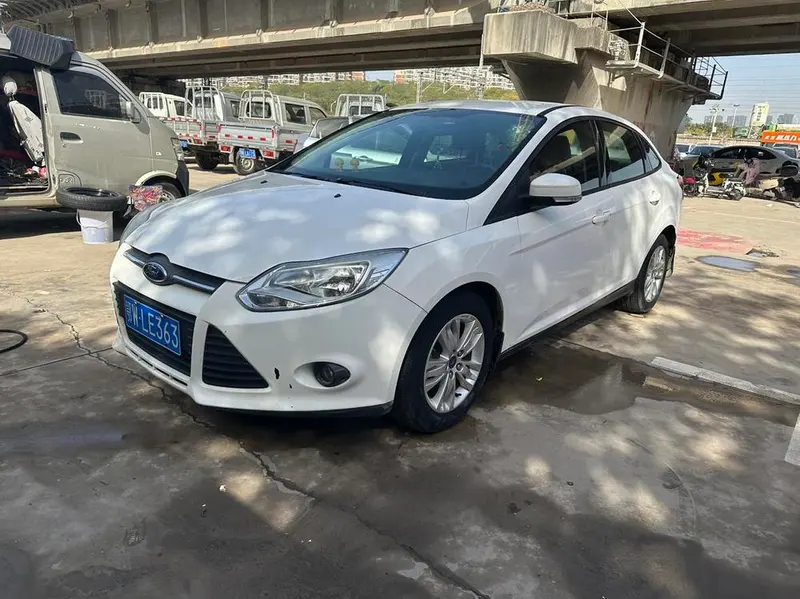 Ford Focus Sedan 1.6L Auto Comfort Version, 2012 — фото 1