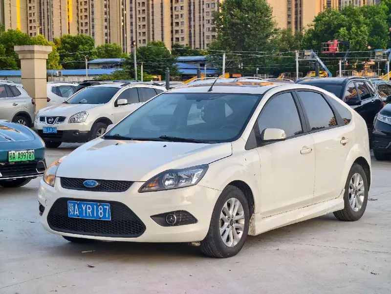 Ford Focus Hatchback Classic 1.8L Manual Basic Version, 2013 — фото 1