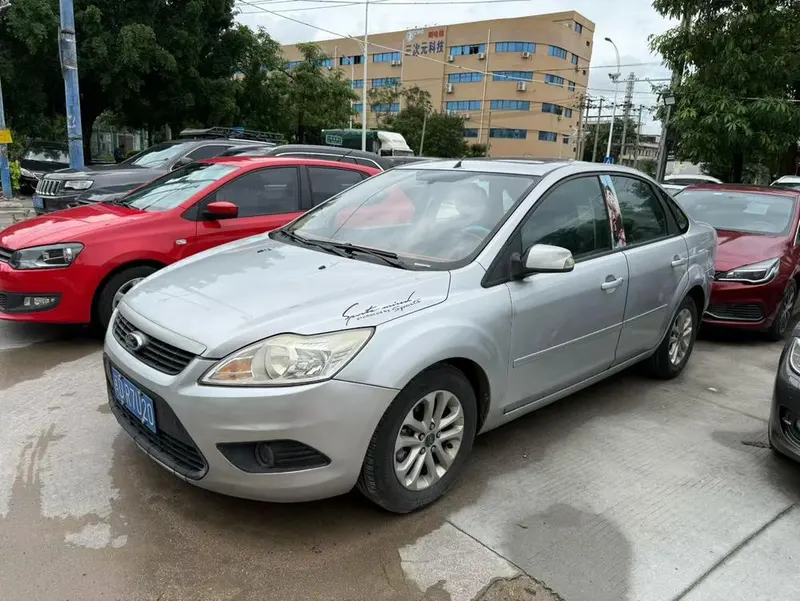 Ford Focus Sedan Classic 1.8L Manual Basic Version, 2012 — фото 1