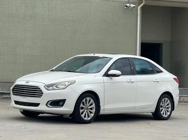 Ford Escort 1.5L Auto Fashion Version, 2015 — фото 1