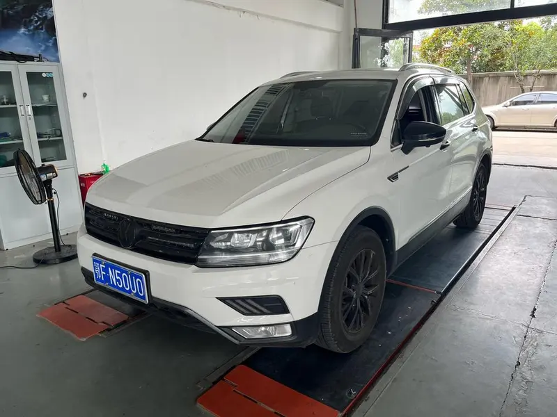 Volkswagen Tiguan L 330TSI Auto 2WD Luxury Edition, 2018 — фото 1