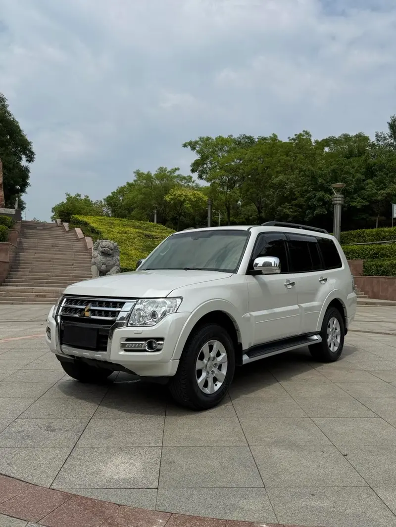 Mitsubishi Pajero (Import), 2015