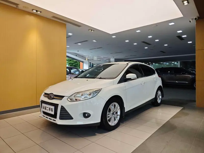 Ford Focus Hatchback 1.6L Auto Comfort Version, 2012 — фото 1
