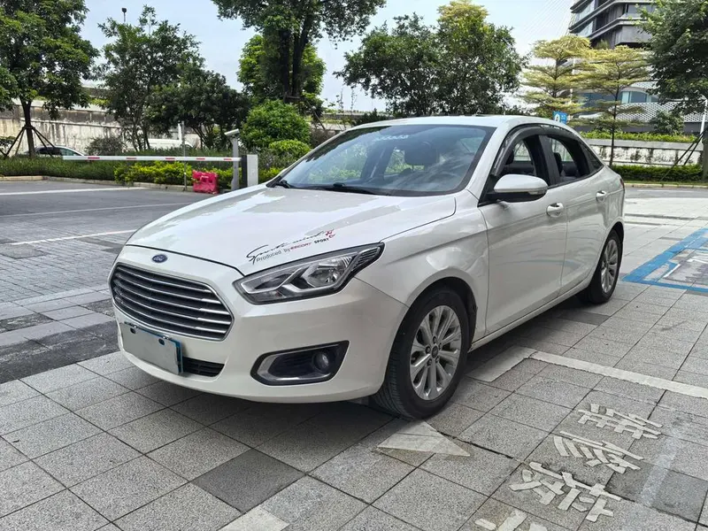 Ford Escort 1.5L Auto Fashion Version, 2015 — фото 1
