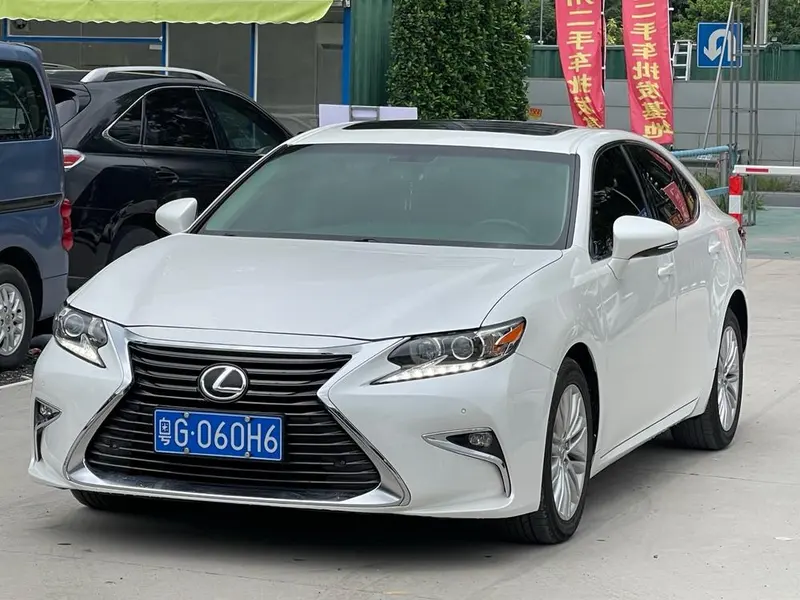 Lexus ES 200 Comfort Edition, 2015 — фото 1