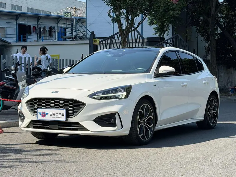 Ford Focus Hatchback EcoBoost 180 Auto ST Line, 2020 — фото 1