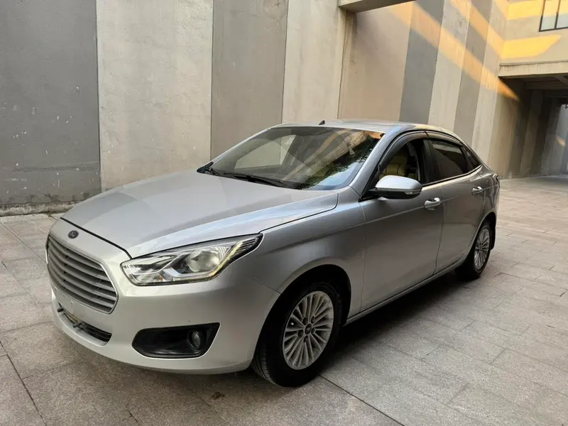 Ford Escort 1.5L Manual Comfort Version, 2015 — фото 1