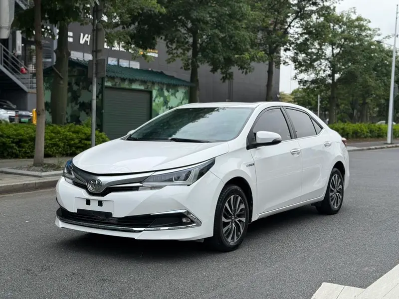 Toyota Corolla Facelift Dual Engine 1.8L E-CVT Leading Edition CN5, 2017 — фото 1