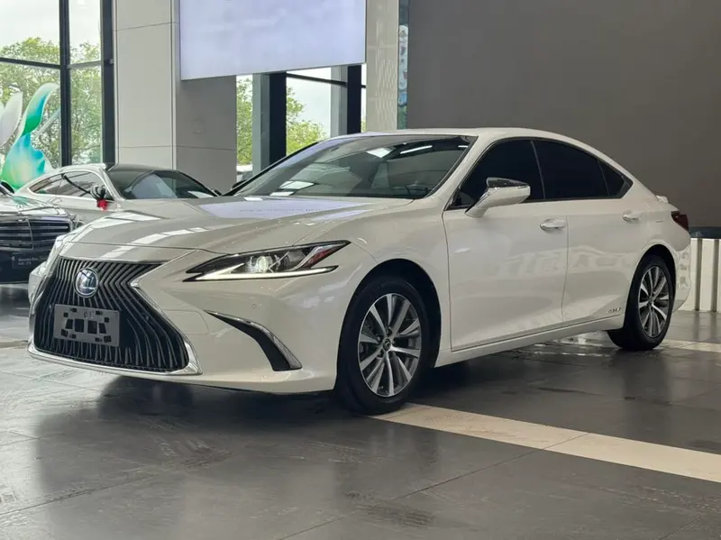 Lexus ES 300h Edition CN6, 2018 — фото 1