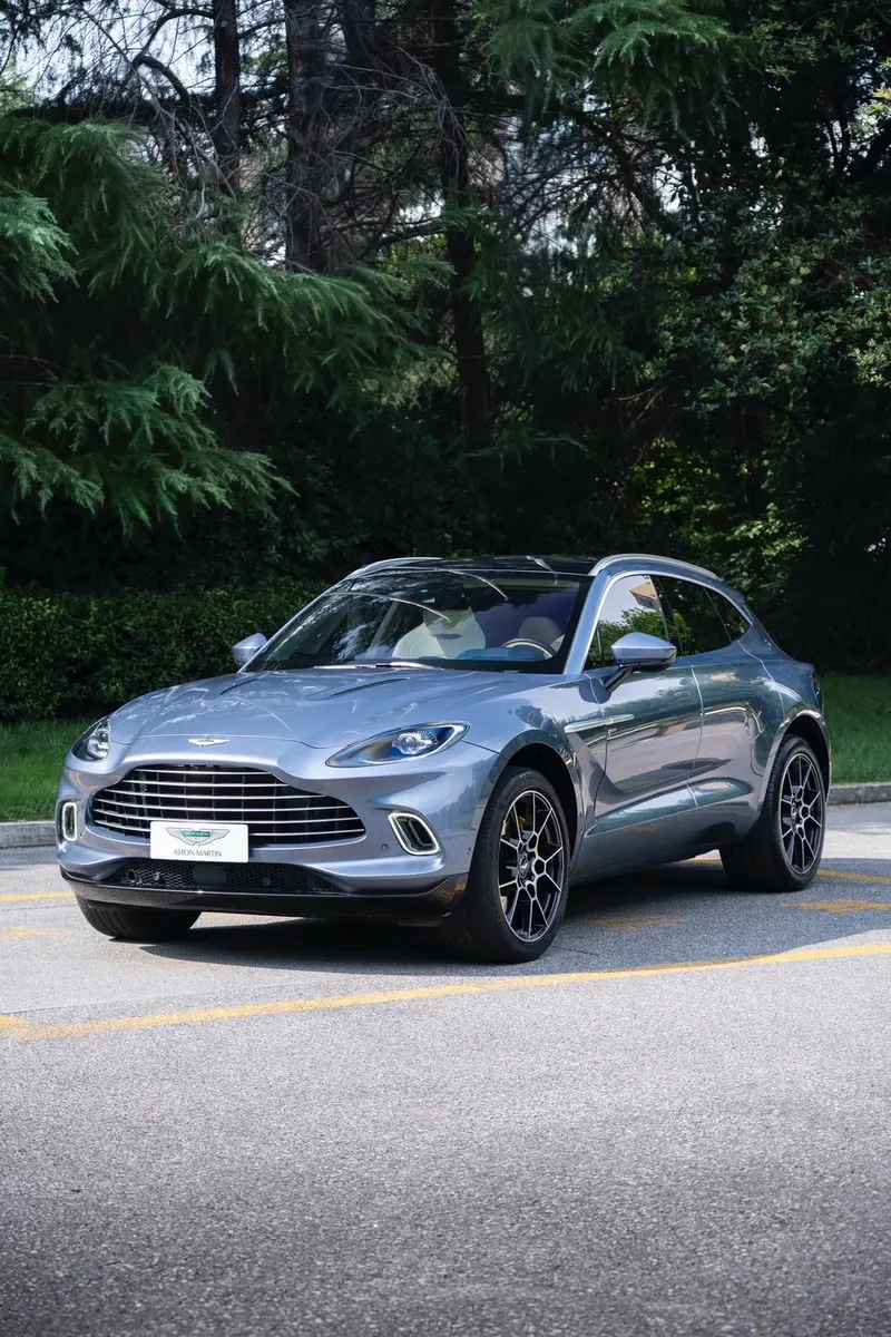 Aston Martin DBX 4.0T V8, 2022 — фото 1