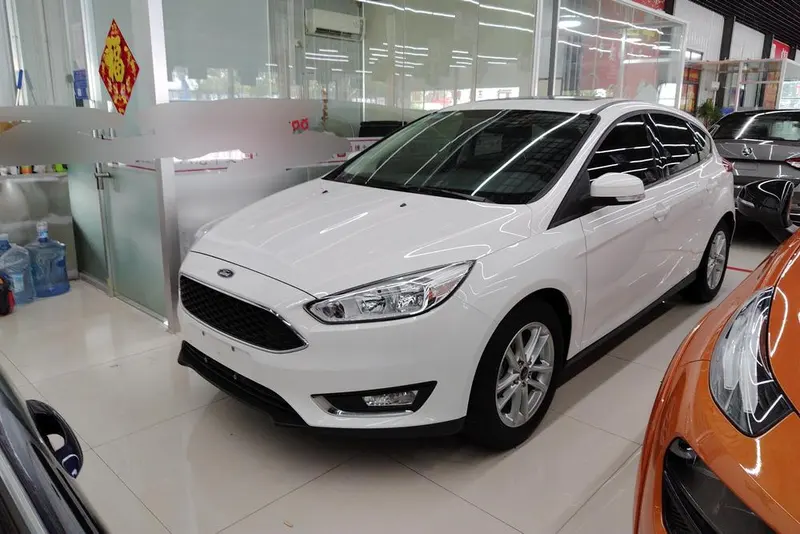 Ford Focus Hatchback 1.6L Manual Style Version, 2015 — фото 1