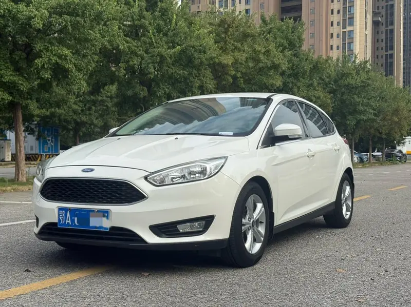 Ford Focus Hatchback 1.6L Auto Comfort Version, 2015 — фото 1