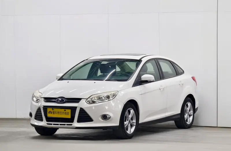 Ford Focus Sedan 1.6L Manual Style Version, 2012 — фото 1