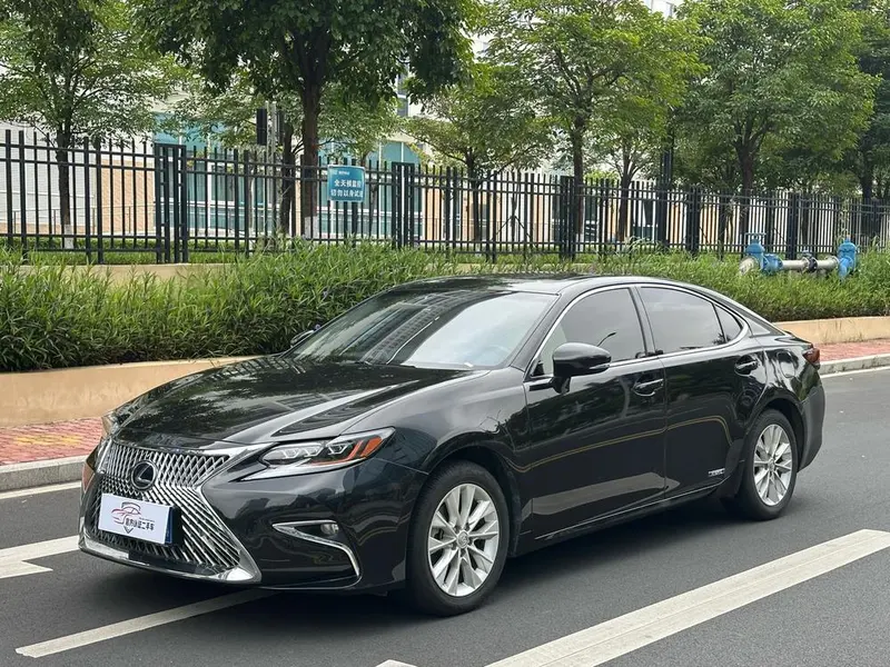 Lexus ES, 2013