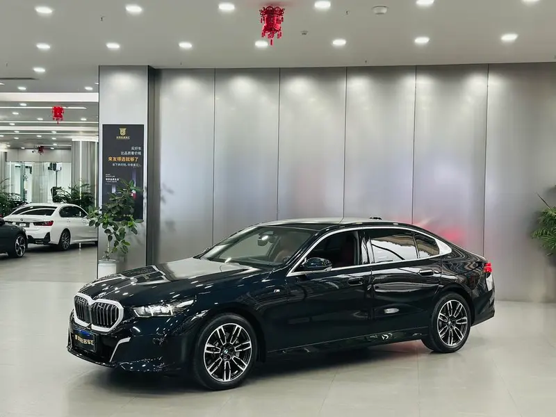 BMW 5-Series, 2025