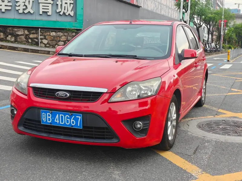 Ford Focus Hatchback Classic 1.8L Auto Basic Version, 2012 — фото 1