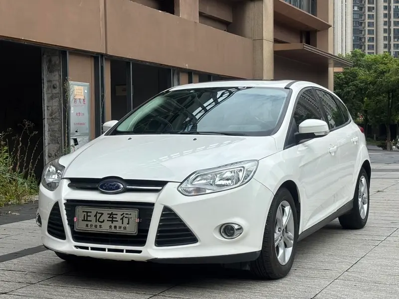 Ford Focus Hatchback 1.6L Auto Style Version, 2012 — фото 1
