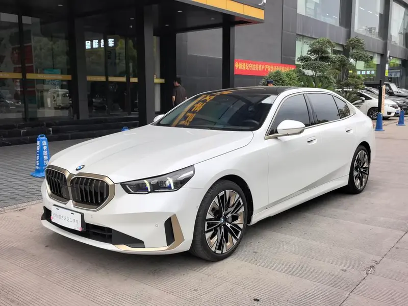 BMW 5-Series, 2025