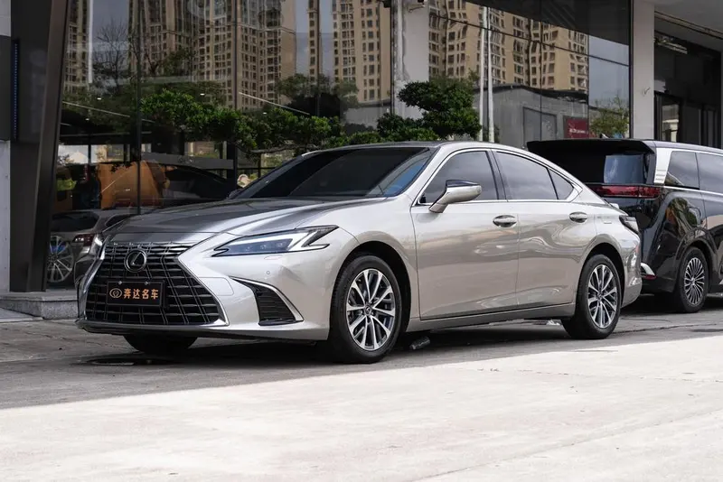 Lexus ES, 2025