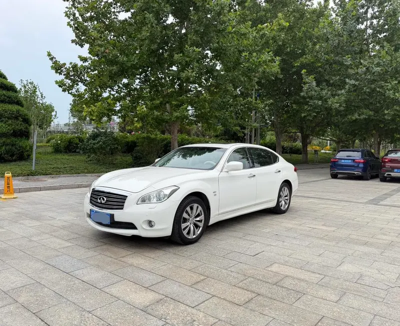 Infiniti Q70, 2013