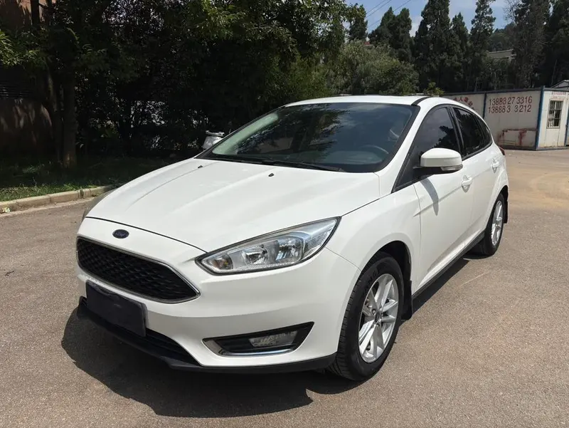 Ford Focus Hatchback 1.6L Auto Style Version, 2015 — фото 1