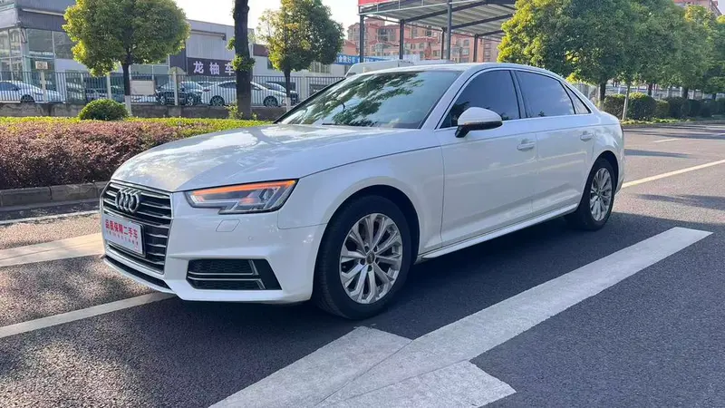 Audi A4L 40 TFSI Version CN6, 2019 — фото 1