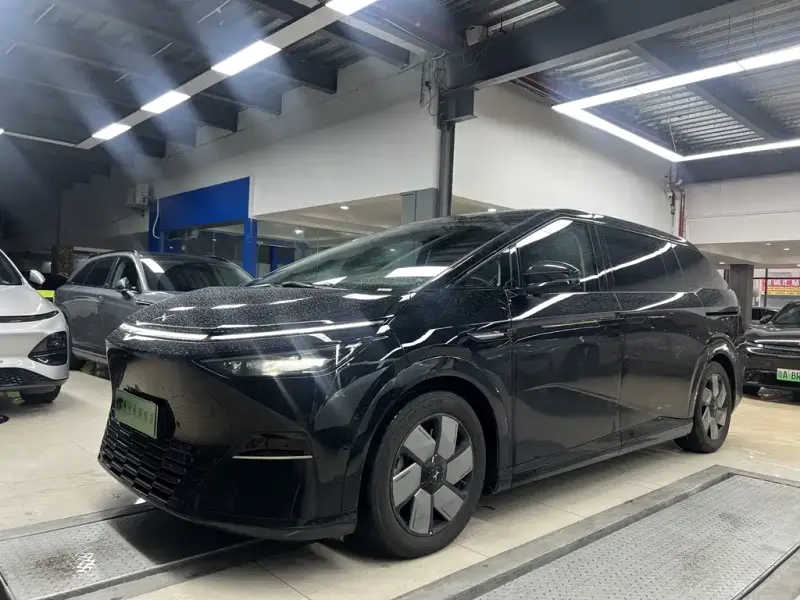 XPeng X9, 2024