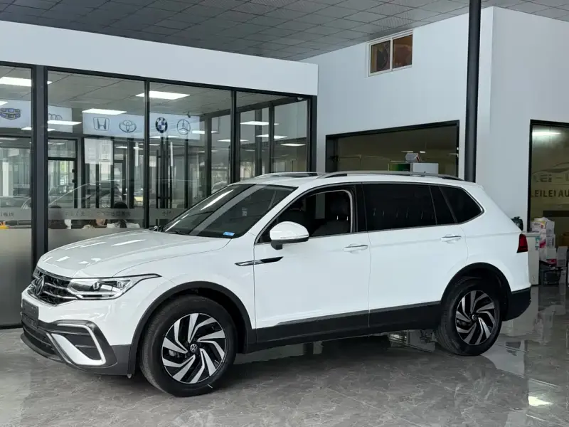Volkswagen Tiguan L, 2023 — фото 1