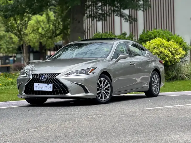 Lexus ES, 2022