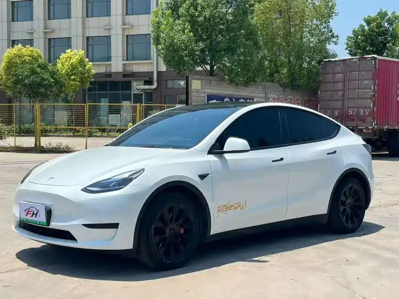 Tesla Model Y, 2024