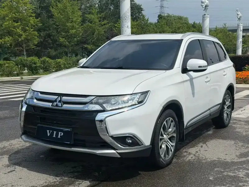 Mitsubishi Outlander, 2017 — фото 1