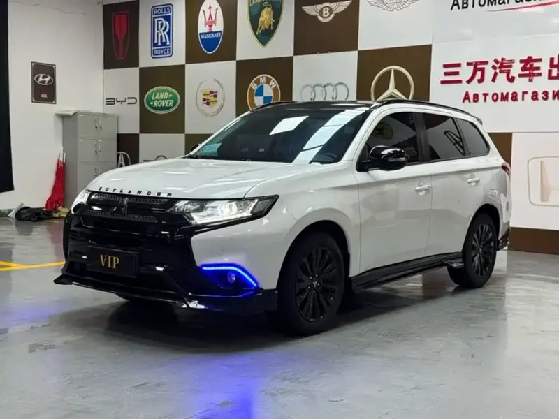 Mitsubishi Outlander, 2022 — фото 1