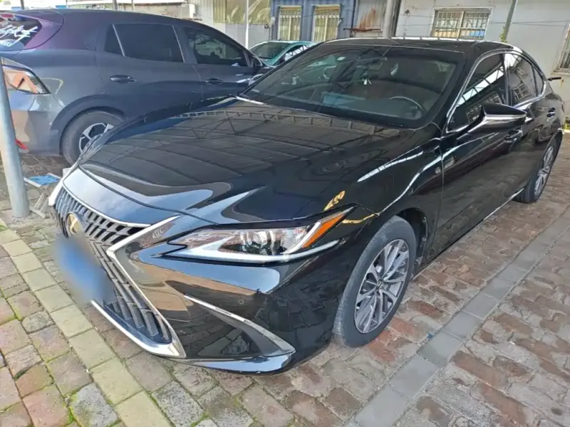 Lexus ES, 2022