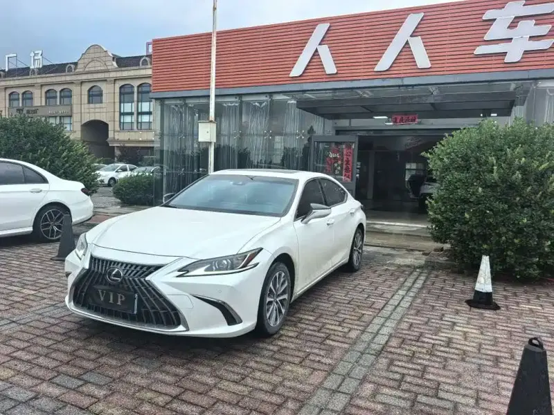 Lexus ES, 2022