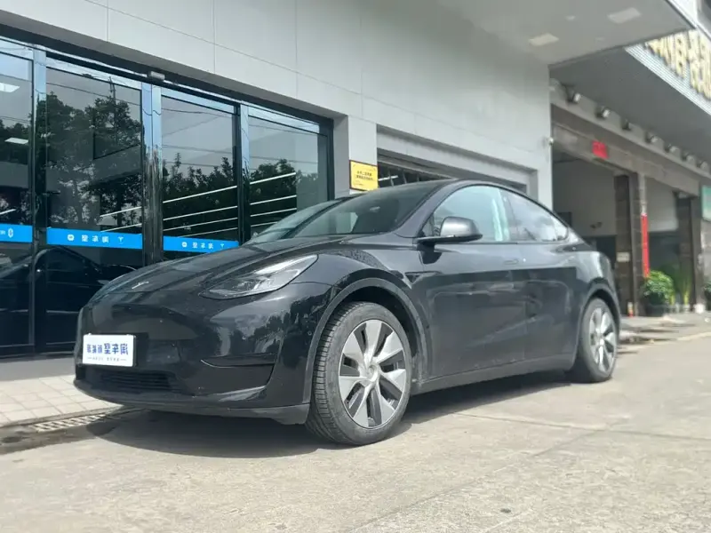 Tesla Model Y, 2023