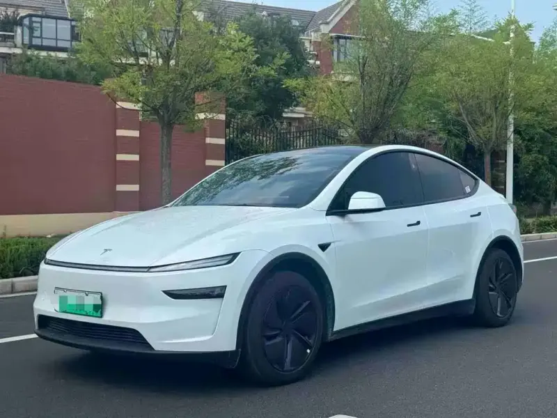 Tesla Model Y, 2025