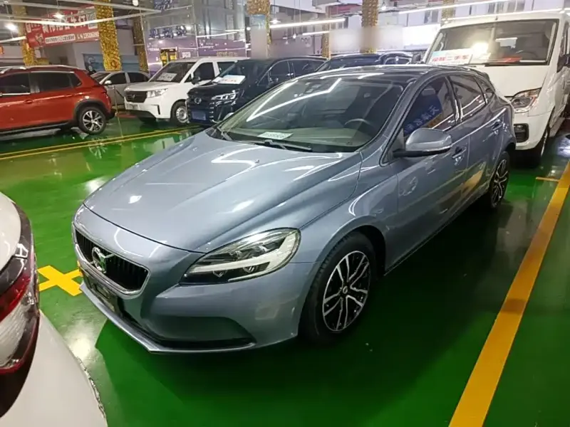Volvo V40, 2019 — фото 1
