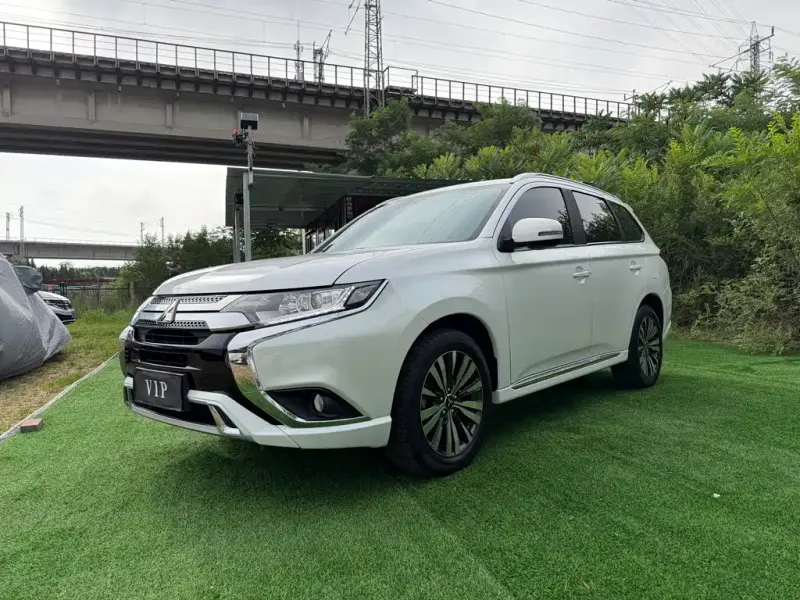 Mitsubishi Outlander, 2022 — фото 1
