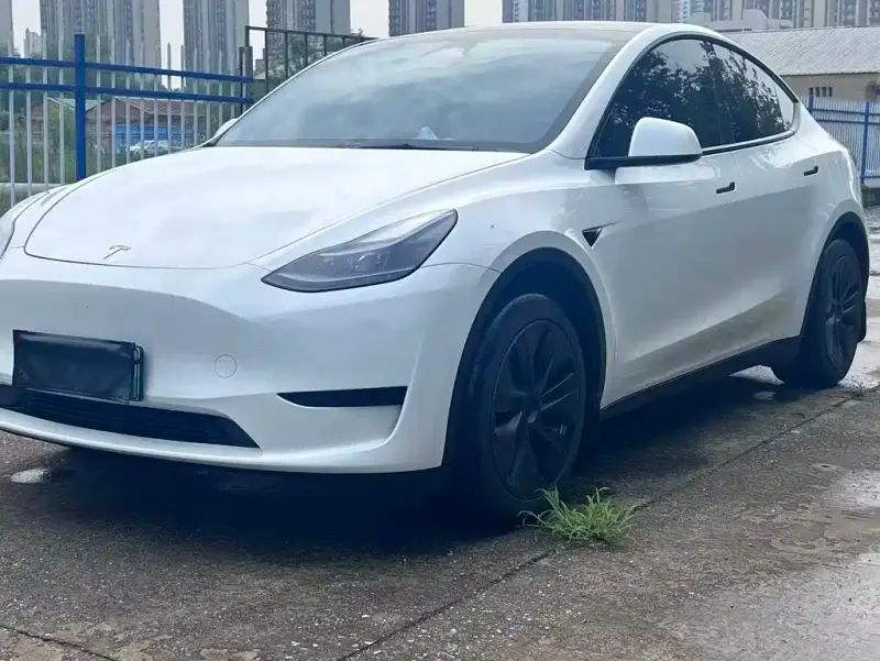 Tesla Model Y, 2025