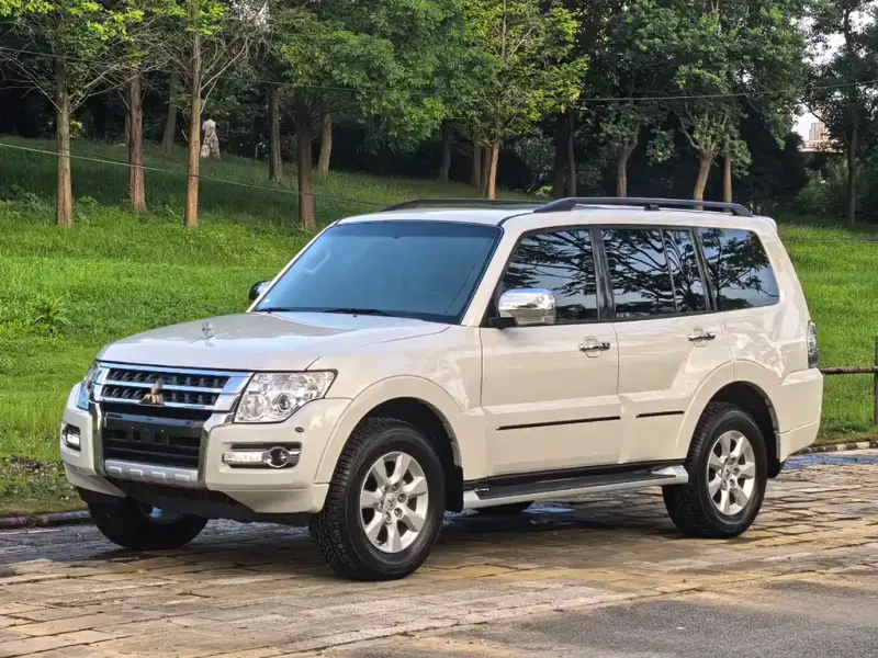 Mitsubishi Pajero (Import), 2025