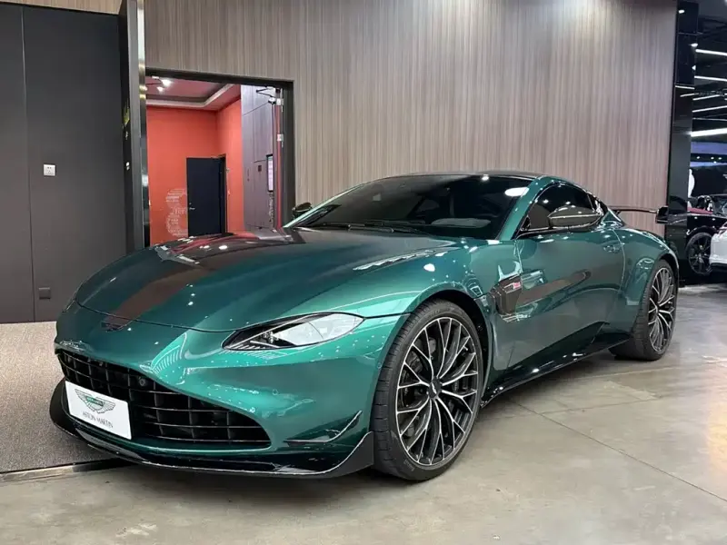 Aston Martin V8 Vantage, 2024 — фото 1